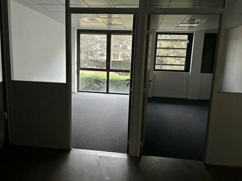 Office in Lyon for lease - Interior Photo - Image 3 of 13