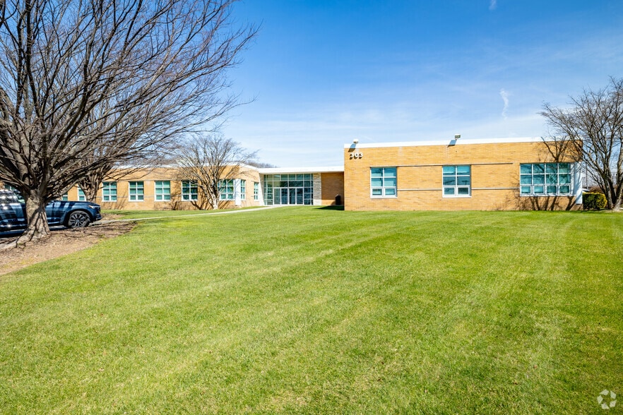 303 Sunnyside Blvd, Plainview, NY for lease - Primary Photo - Image 1 of 13