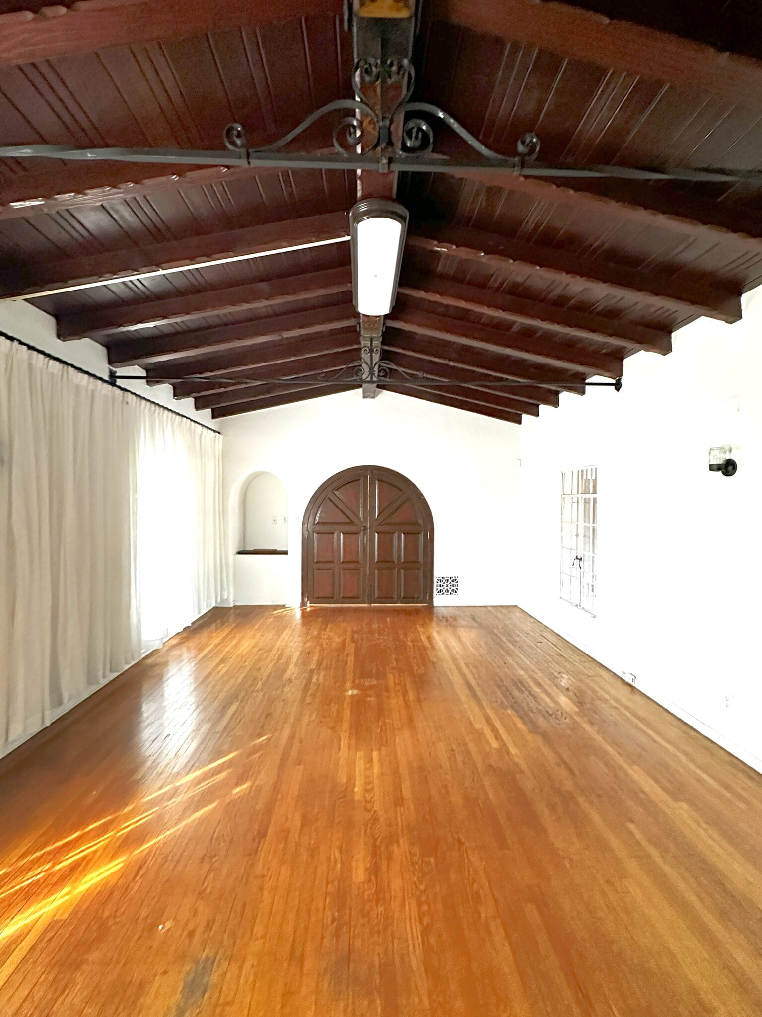 10623 Riverside Dr, North Hollywood, CA for lease Building Photo- Image 1 of 12