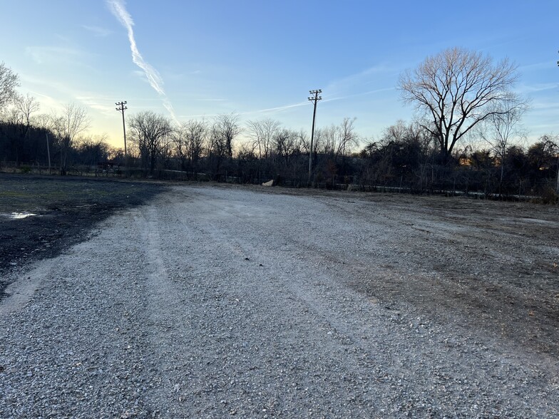 2221 24th Lot B St, Quincy, IL for lease - Primary Photo - Image 1 of 2