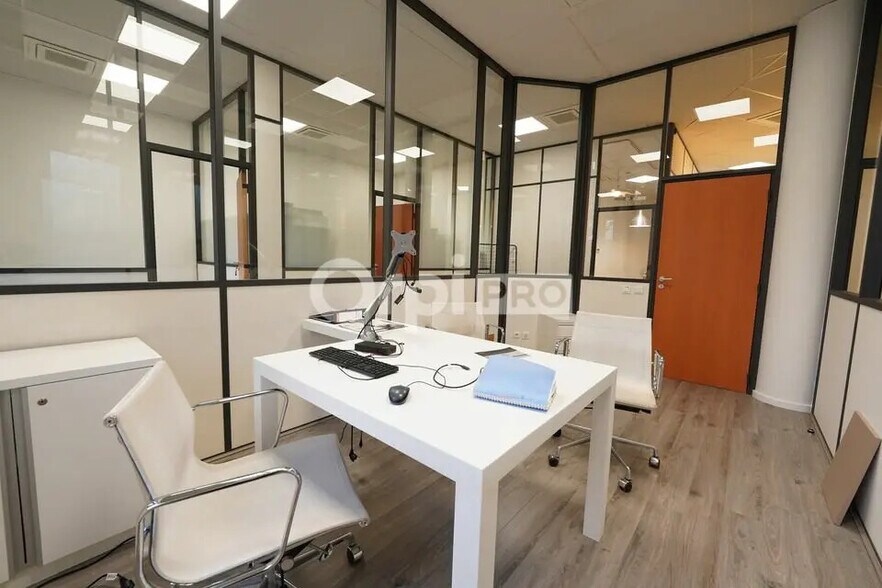 Office in Limonest for lease - Interior Photo - Image 1 of 12