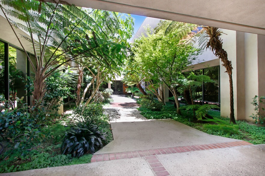 260 Maple Ct, Ventura, CA for lease - Building Photo - Image 3 of 14