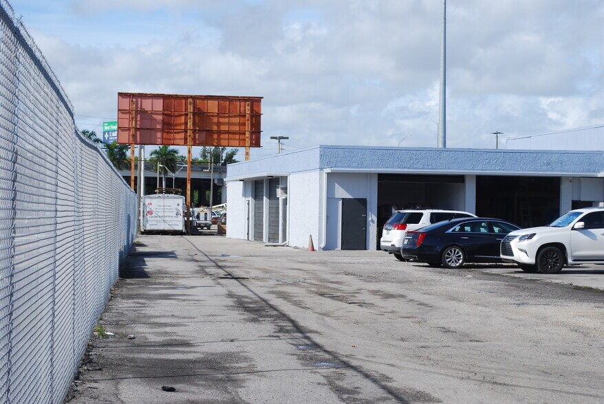 6461 Garden Rd, Riviera Beach, FL for lease - Building Photo - Image 3 of 23