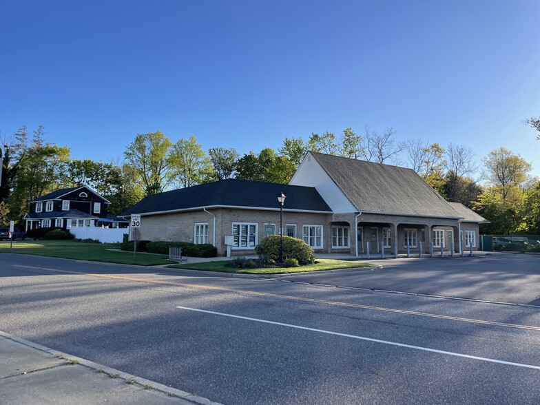 320 Merrick Rd, Amityville, NY for sale - Building Photo - Image 2 of 15