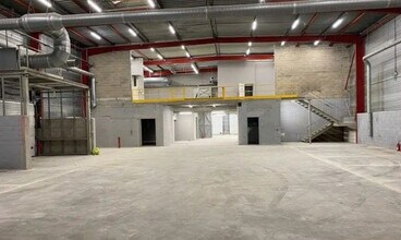 Flex in Orly for lease Building Photo- Image 1 of 5