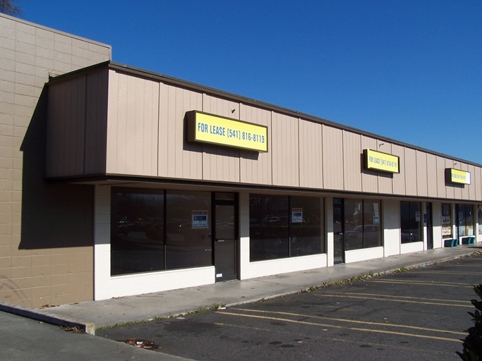 201 E Barnett Rd, Medford, OR for lease - Building Photo - Image 2 of 4