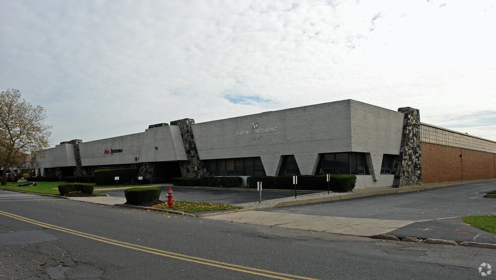 220-224 Sherwood Ave, Farmingdale, NY for lease - Building Photo - Image 2 of 4