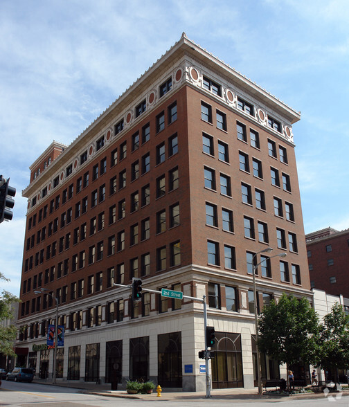 104 W 2nd St, Davenport, IA for sale - Primary Photo - Image 1 of 1