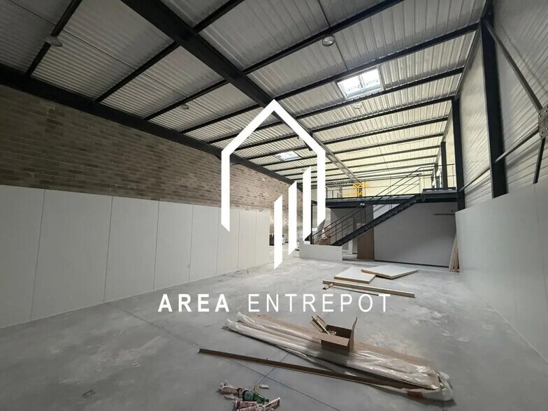 Flex in Gardanne for lease - Interior Photo - Image 2 of 9