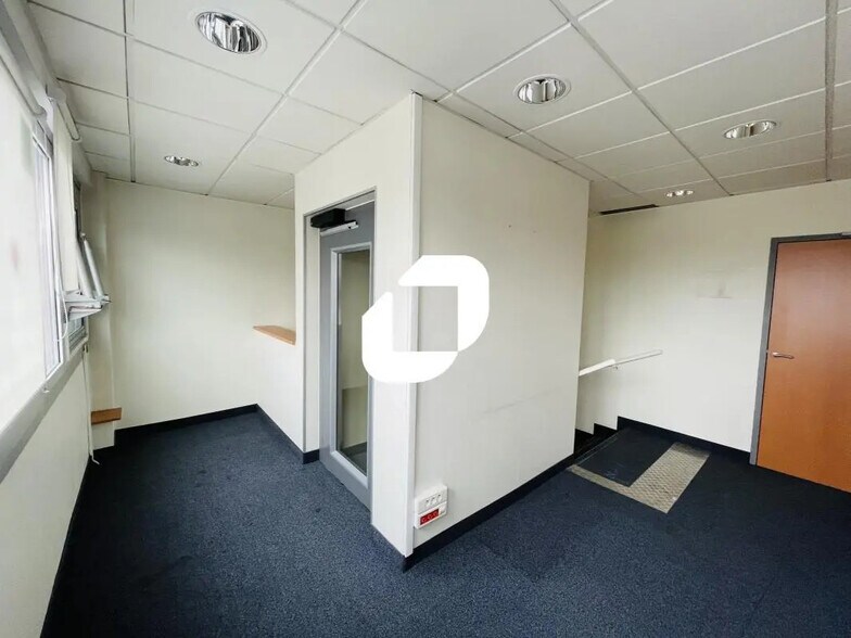 Flex in Torcy for lease - Interior Photo - Image 2 of 5