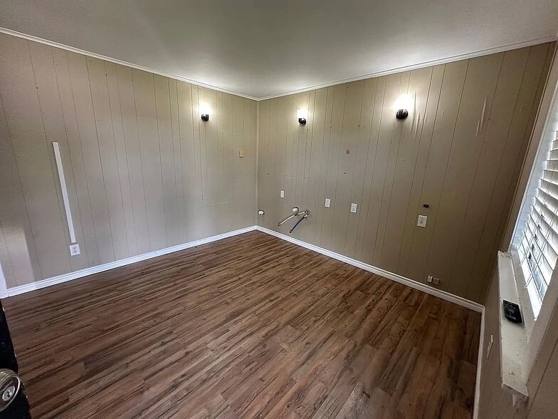 Allen Dr., Pollok, TX for sale - Interior Photo - Image 3 of 7