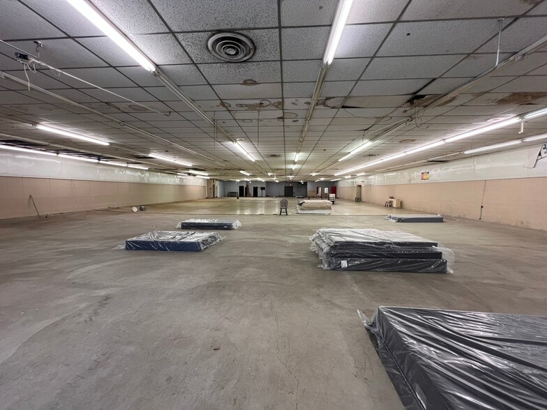 127 W 7th St, Connersville, IN for sale - Building Photo - Image 2 of 7