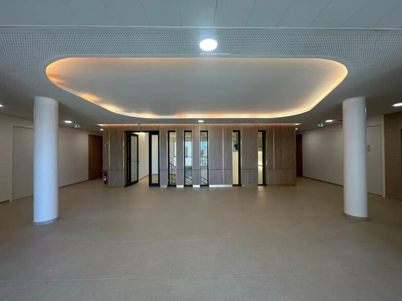 Office in Genas for lease - Building Photo - Image 1 of 8