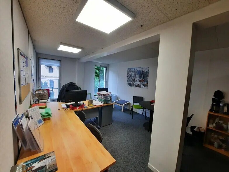 Office in Rouen for lease - Building Photo - Image 2 of 11