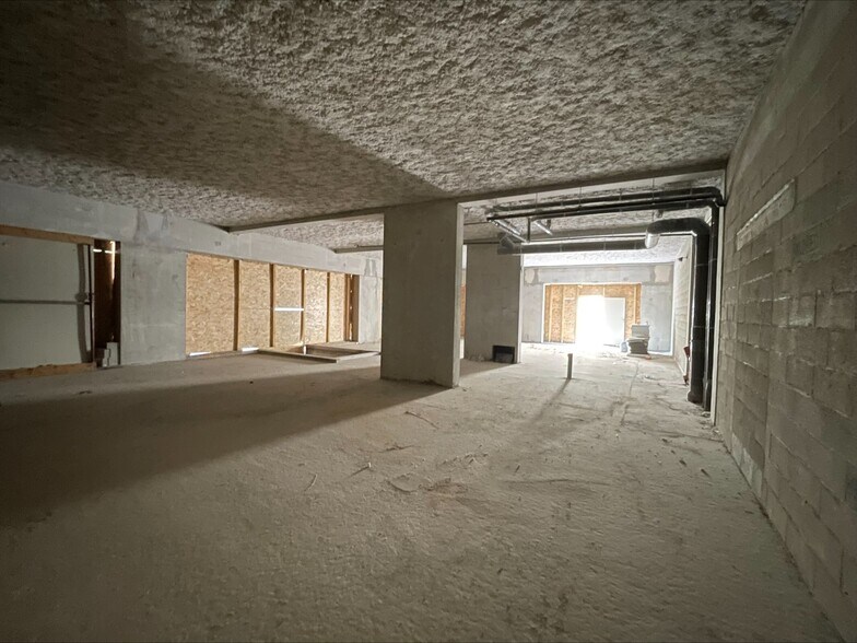 Retail in Bordeaux for lease - Building Photo - Image 3 of 6