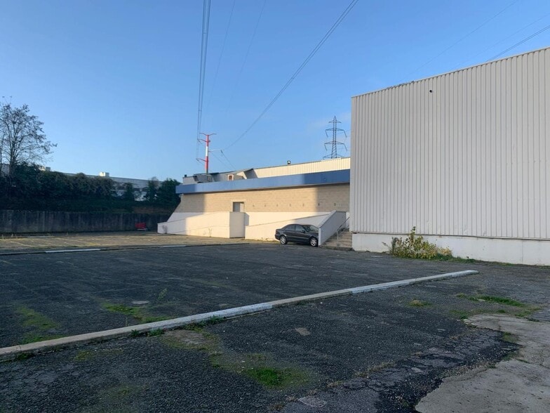 Flex in Osny for sale - Building Photo - Image 2 of 9