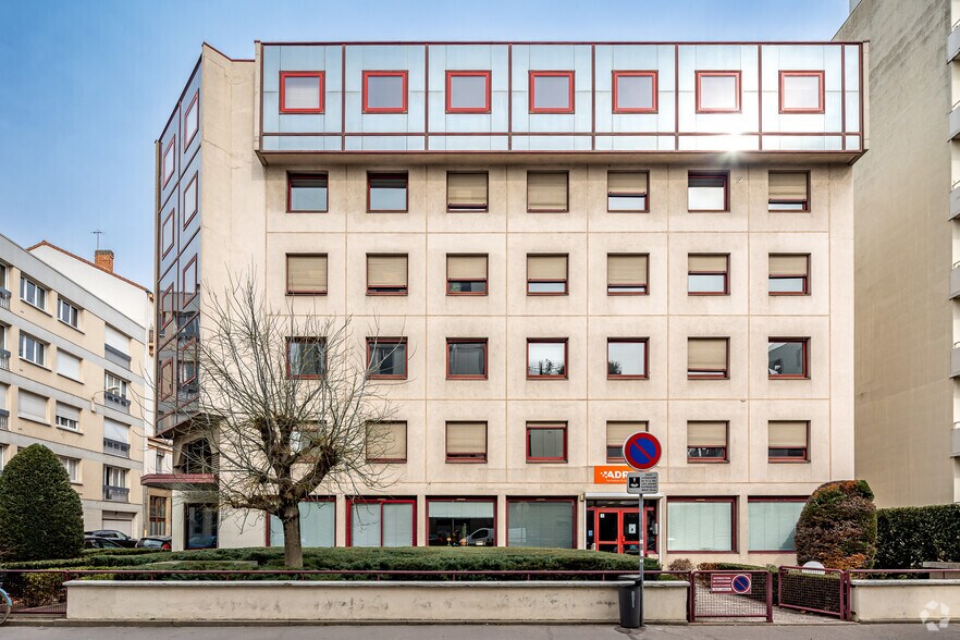 Office in Lyon for lease - Building Photo - Image 2 of 4
