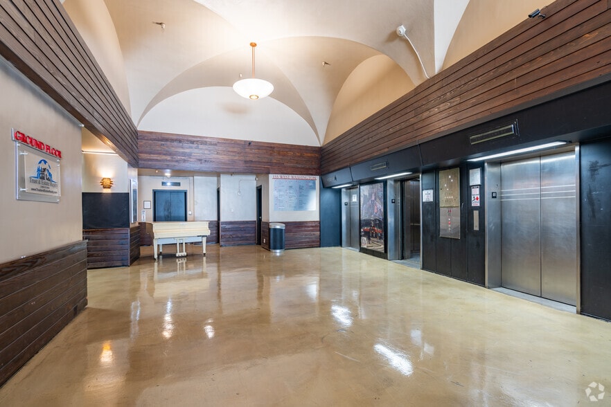 155 W Washington Blvd, Los Angeles, CA for lease - Lobby - Image 2 of 7