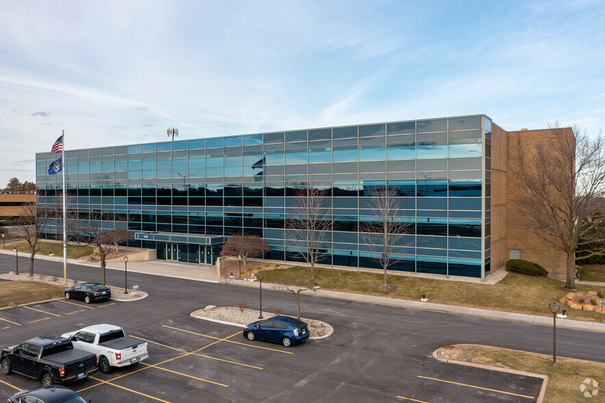 5700 Crooks Rd, Troy, MI for lease - Building Photo - Image 1 of 6