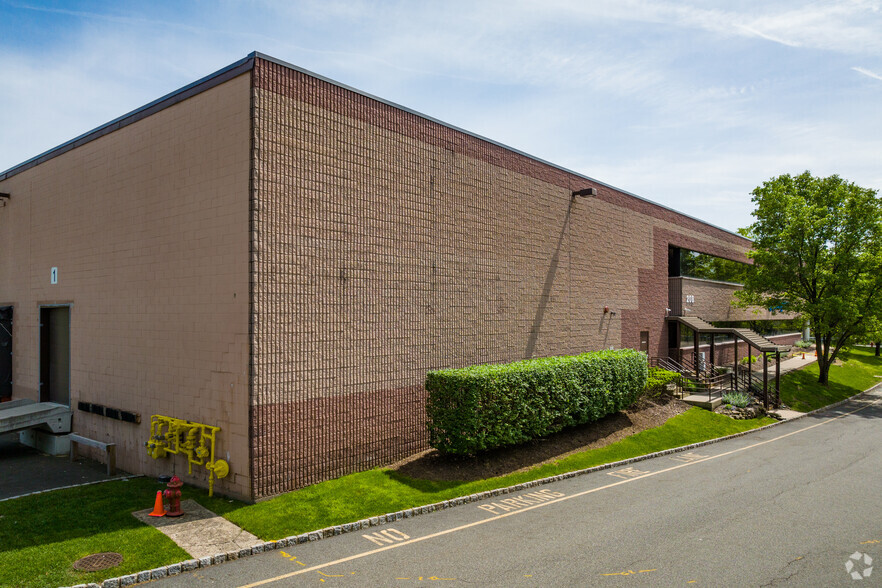 208 Passaic Ave, Fairfield, NJ for lease - Building Photo - Image 3 of 8