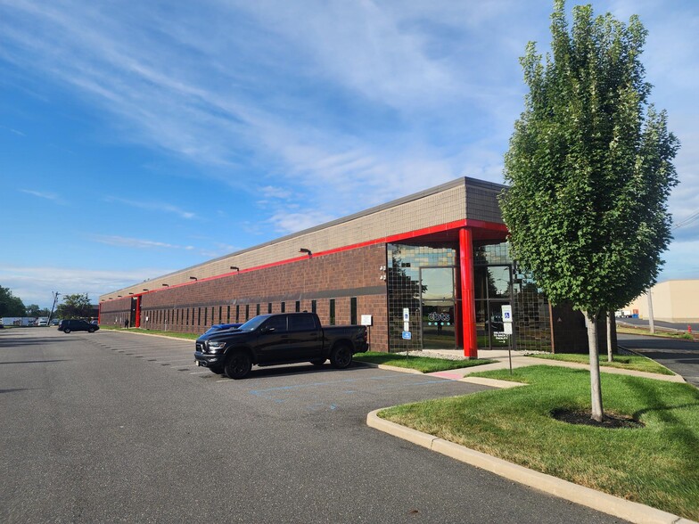 375 Raritan Center Pky, Edison, NJ for lease - Building Photo - Image 1 of 3