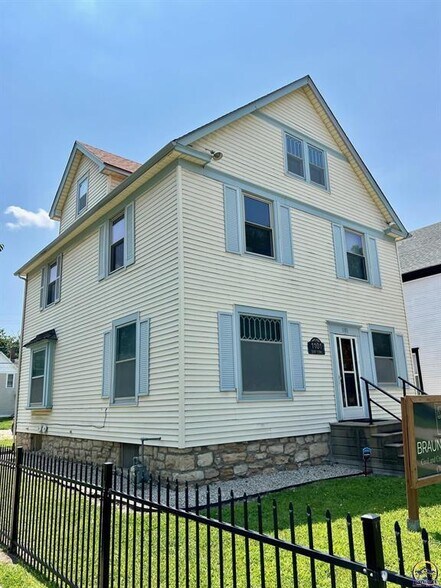 1101 SW 10th Ave, Topeka, KS for sale - Building Photo - Image 1 of 1