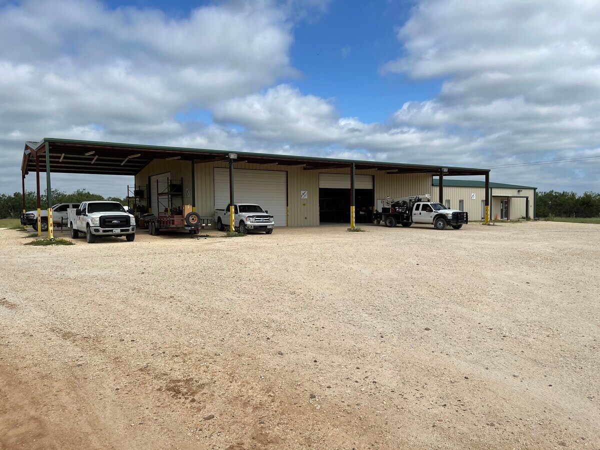 300 El Rancho Way, Dilley, TX 78017