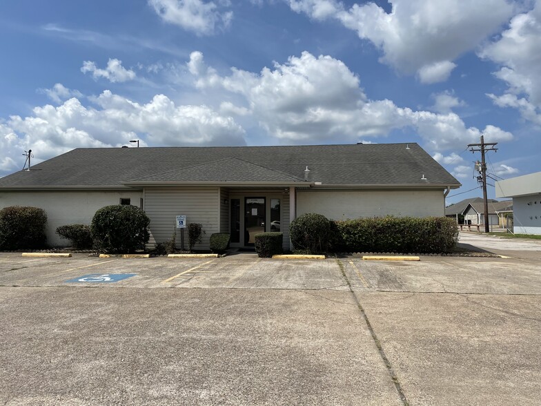 2100 Highway 365, Nederland, TX for sale - Primary Photo - Image 1 of 19