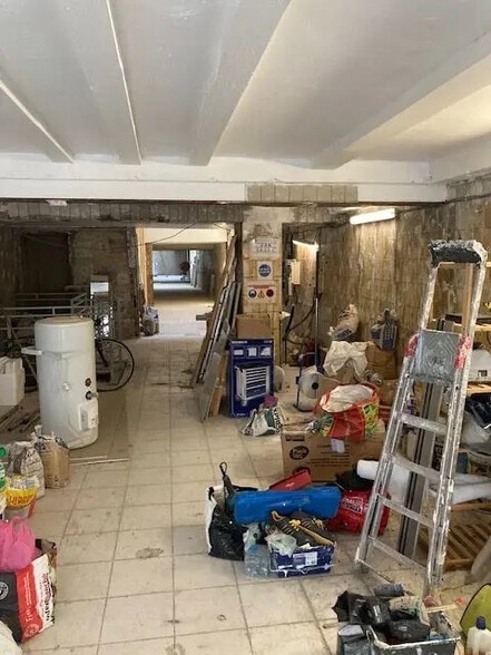 Retail in Paris for lease - Interior Photo - Image 2 of 3