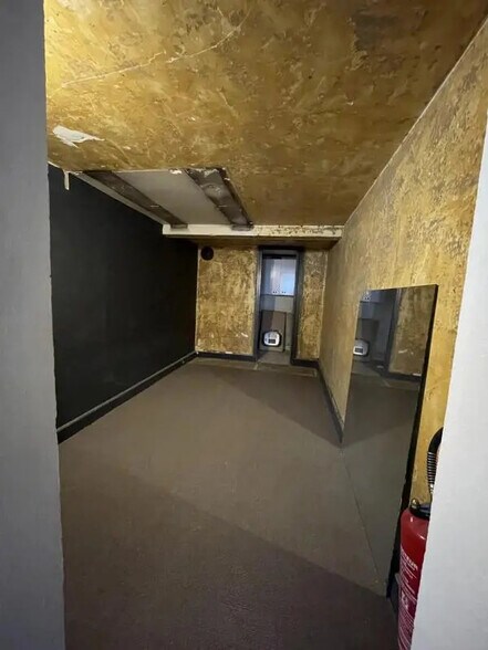 Retail in Paris for lease - Interior Photo - Image 2 of 4