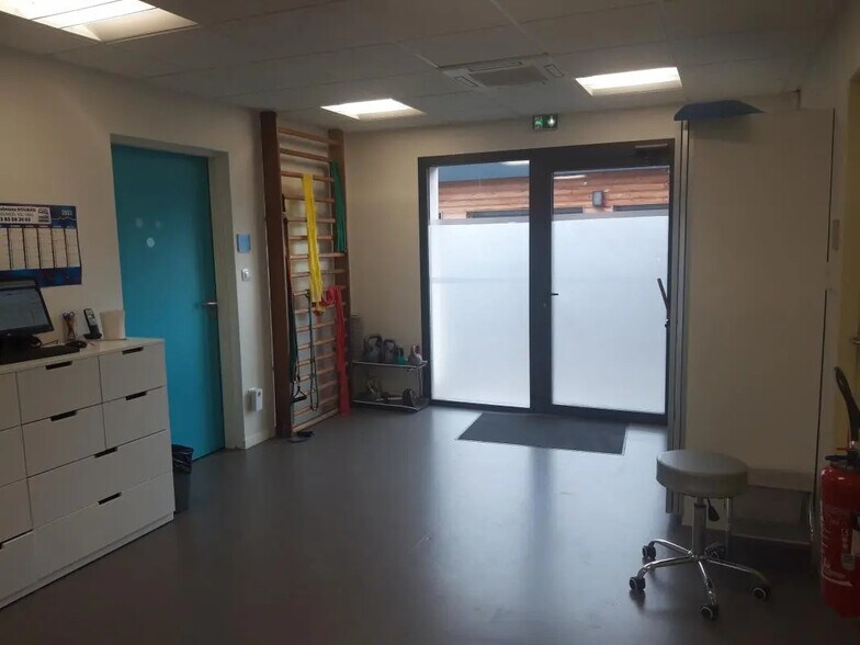 2 Rue Geneviève Anthonioz De Gaulle, Saint-Vallier for lease - Interior Photo - Image 3 of 6