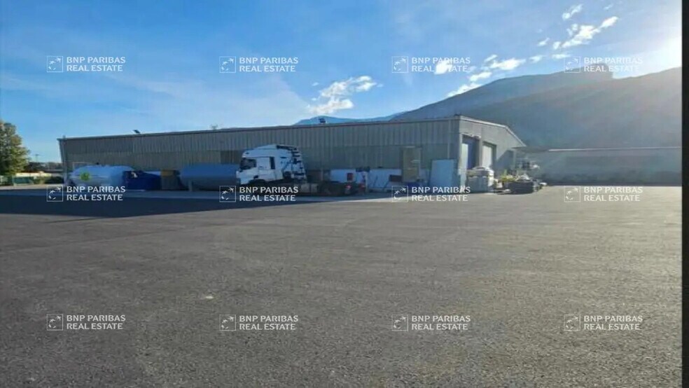 Flex in Voreppe for lease - Building Photo - Image 2 of 3