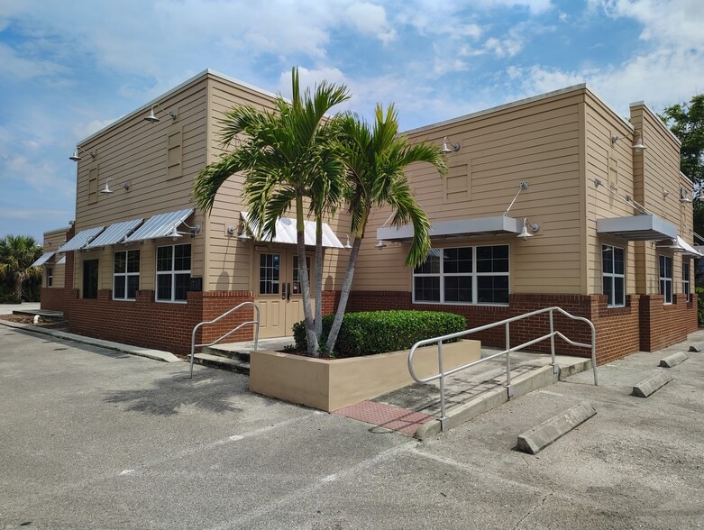 1961 SE Federal Hwy, Stuart, FL for lease - Building Photo - Image 1 of 6