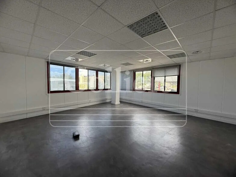 Office in La Ciotat for lease - Interior Photo - Image 3 of 3