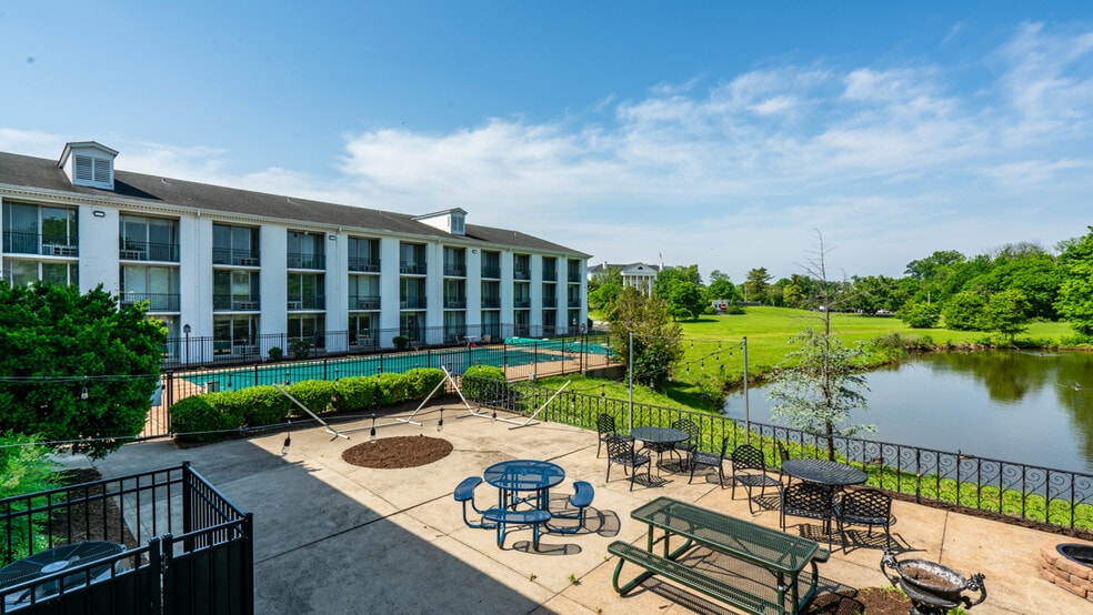 4004 Gardiner Point Dr, Louisville, KY for sale - Building Photo - Image 3 of 16