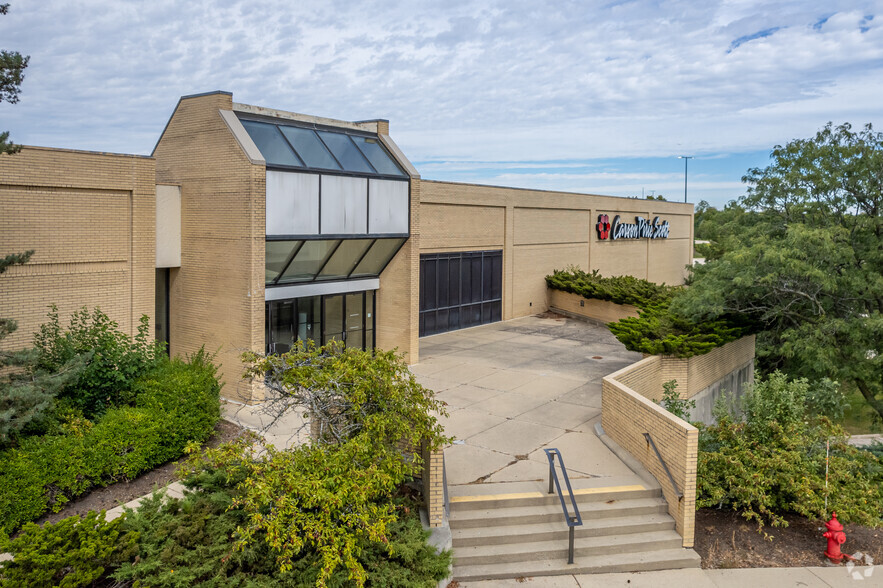 4 Stratford Square Mall, Bloomingdale, IL for sale - Primary Photo - Image 1 of 1