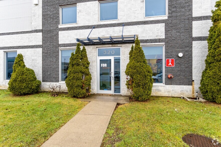 310-330 Rue Mccaffrey, Montréal, QC for lease - Building Photo - Image 3 of 4