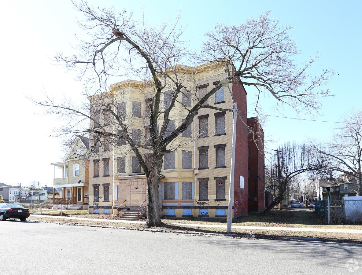 123 Pine St, Holyoke, MA 01040