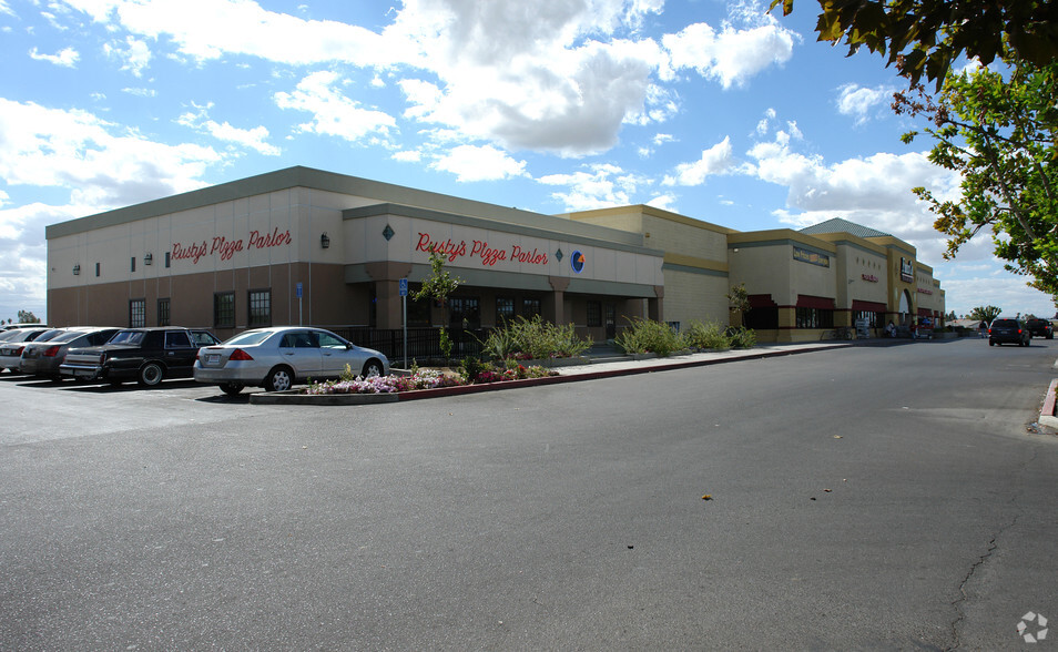 1751-1801 White Ln, Bakersfield, CA for lease - Primary Photo - Image 1 of 4