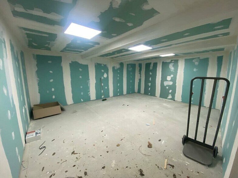 Industrial in Cannes for lease - Interior Photo - Image 3 of 3