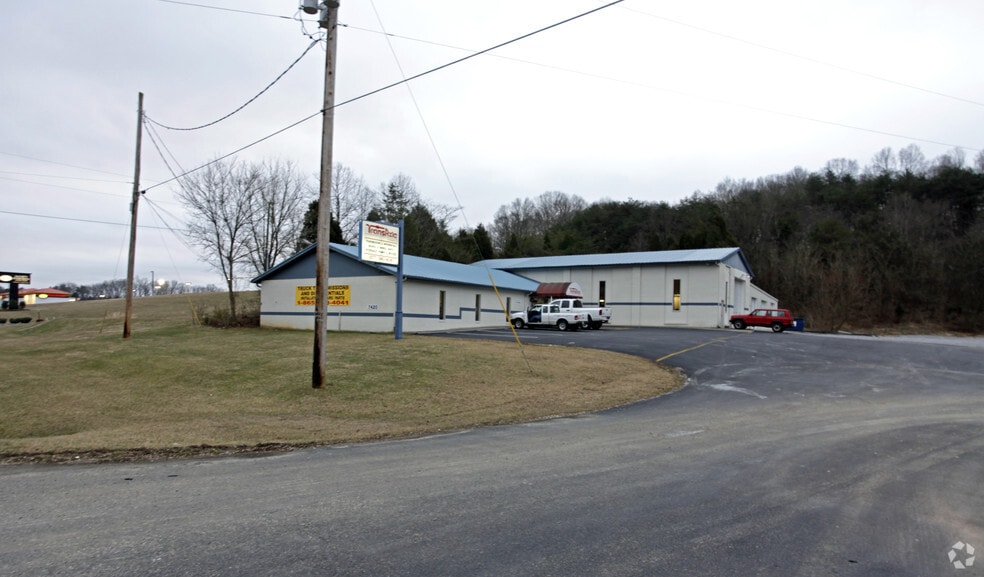 7420 Asheville Hwy, Knoxville, TN for lease - Building Photo - Image 2 of 2