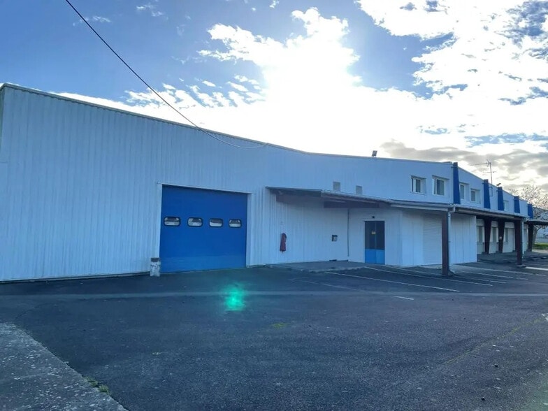 Industrial in Domloup for lease - Building Photo - Image 1 of 21
