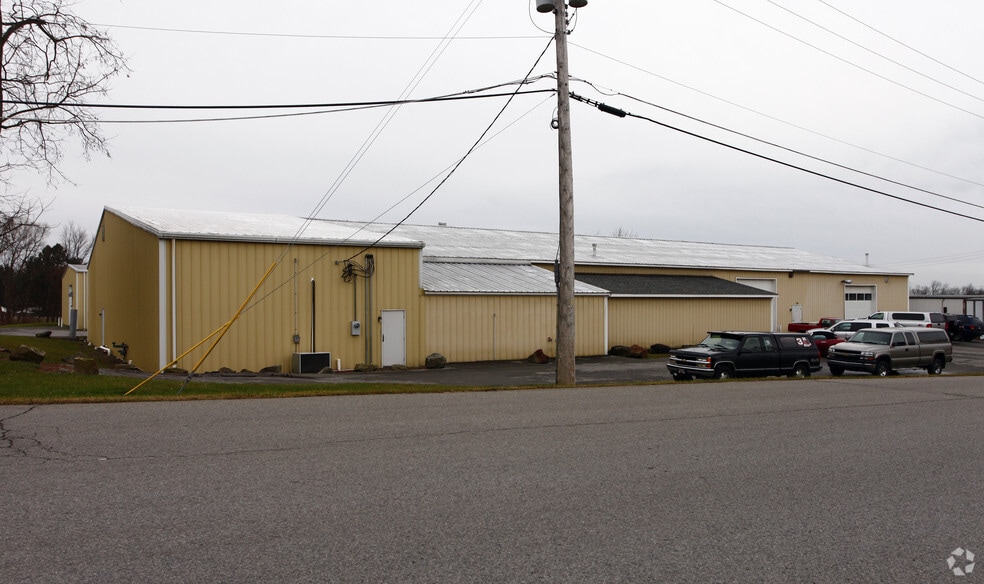 137 Northgate Cir, New Castle, PA for sale - Primary Photo - Image 1 of 1