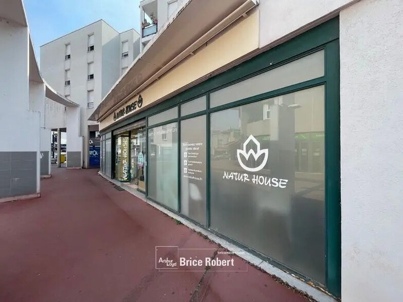 Retail in Meyzieu for lease - Building Photo - Image 1 of 6