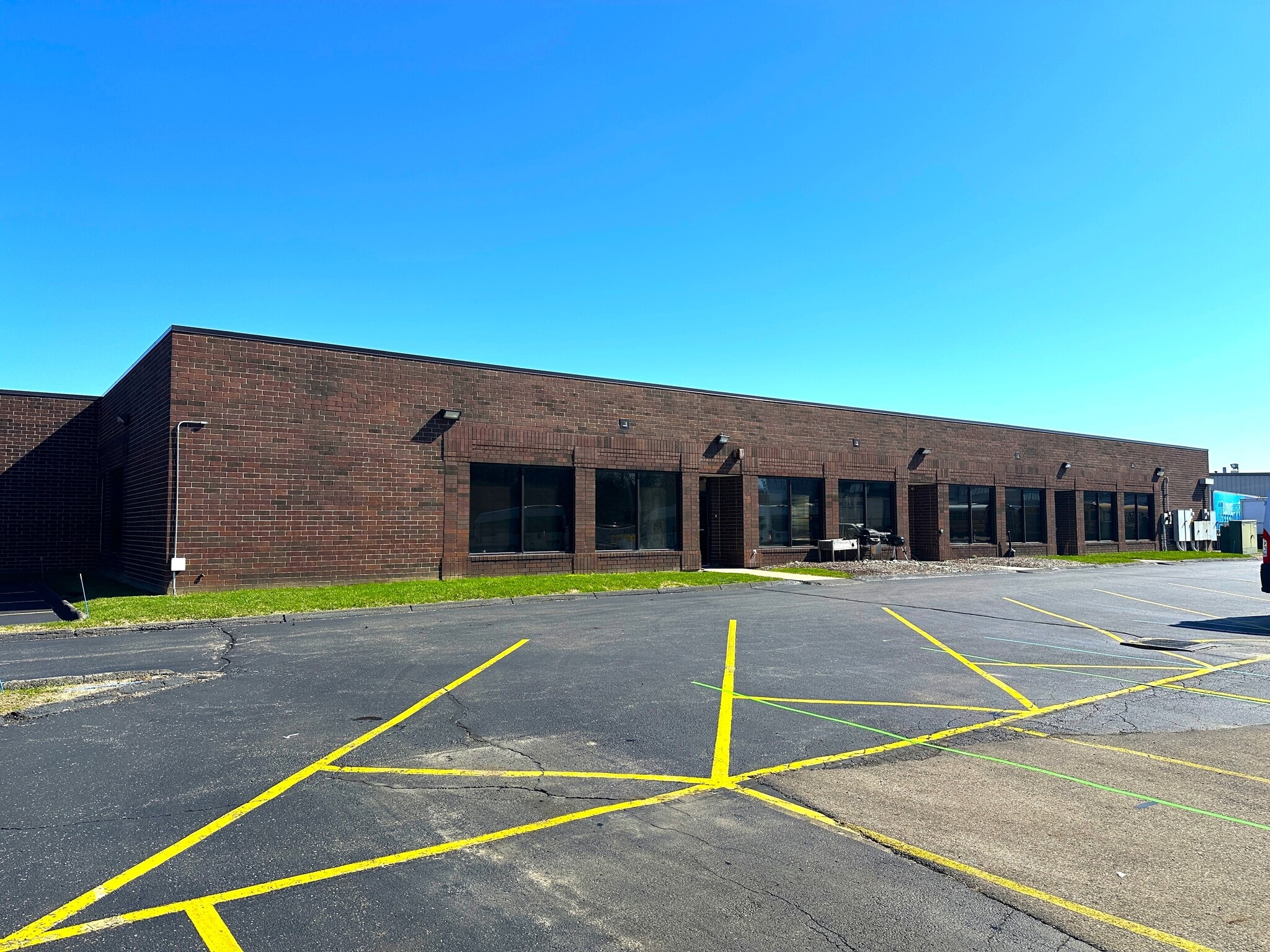 7691-7695 Poe Ave, Dayton, OH for lease Building Photo- Image 1 of 7
