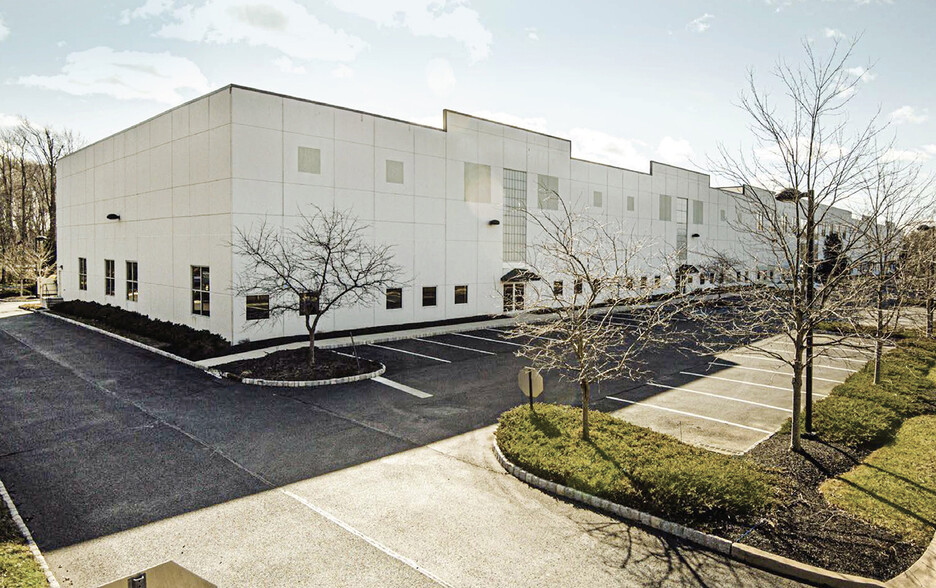 5 Commerce Way, Hamilton, NJ for lease - Building Photo - Image 1 of 11