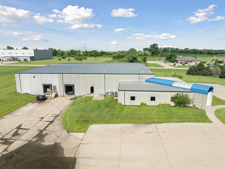 701 Technology Pl, Waverly, IA for lease - Building Photo - Image 3 of 21