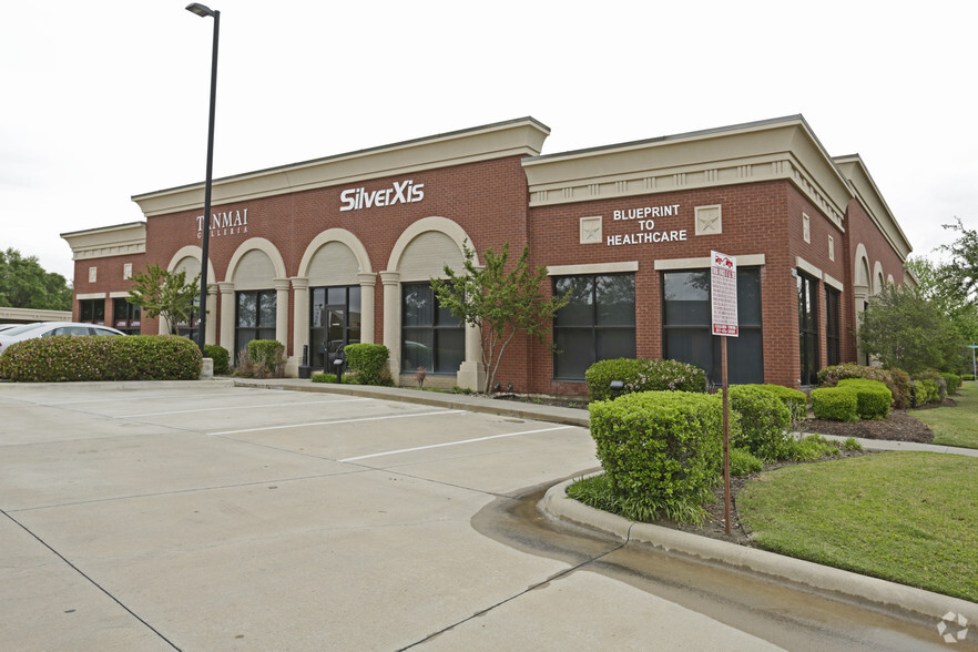 305 Cimarron Trl, Irving, TX for lease - Primary Photo - Image 1 of 15