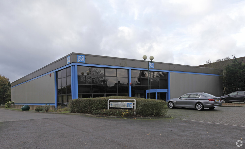 Crompton Way, Crawley for lease - Primary Photo - Image 1 of 2