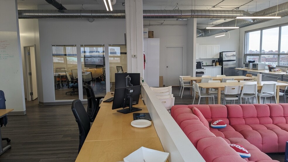 55 Av Du Mont-Royal O, Montréal, QC for lease - Interior Photo - Image 2 of 9